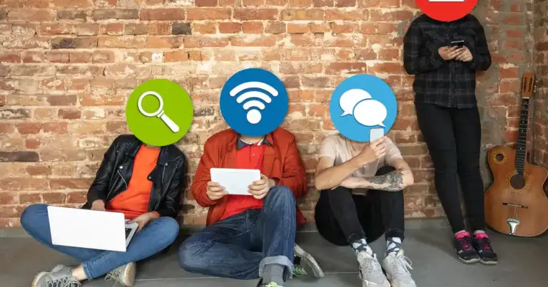 3 jovenes sentados en el piso sin relacionarse entre ellos, no hay dialogo. Miran pantallas o solo pienan