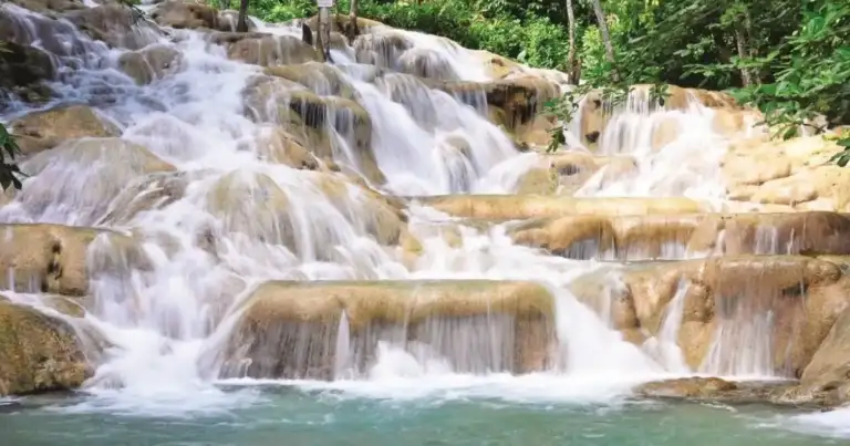 Cascadas de agua blanca formando piscinas en terrazas de piedra caliza