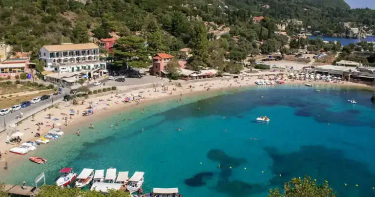 Playa de aguas turquesas rodeada de montañas en Corfú, Grecia.