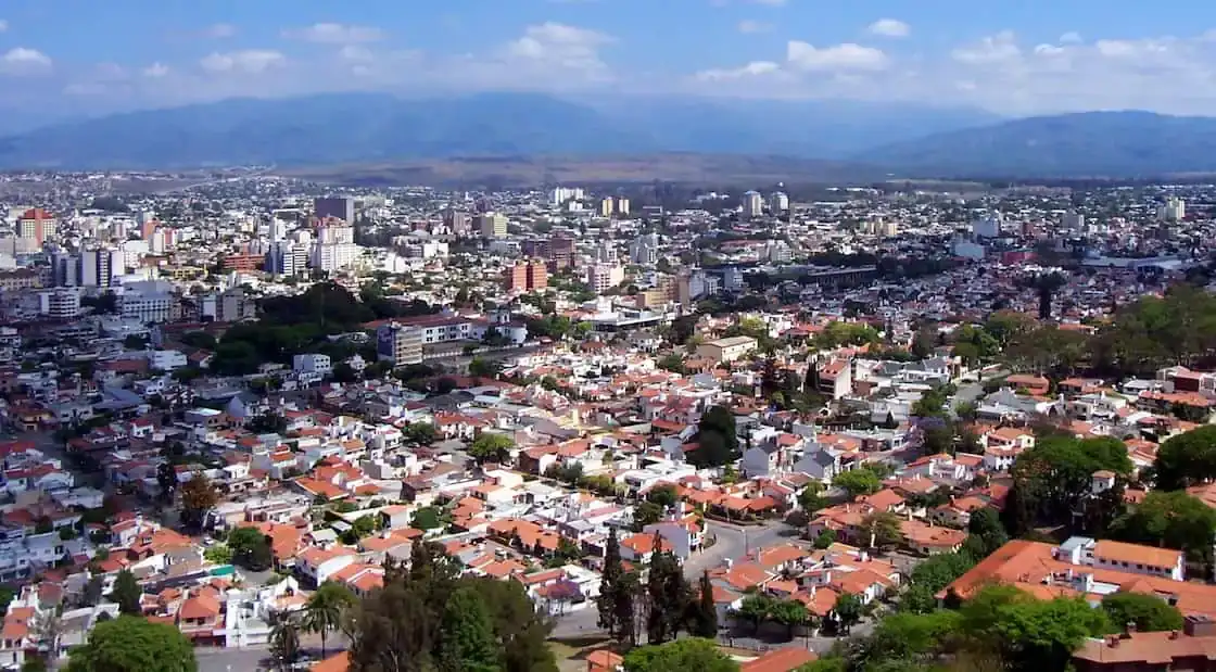 Vista panorámica de la ciudad de Salta, Argentina, rodeada por los cerros del Valle de Lerma.