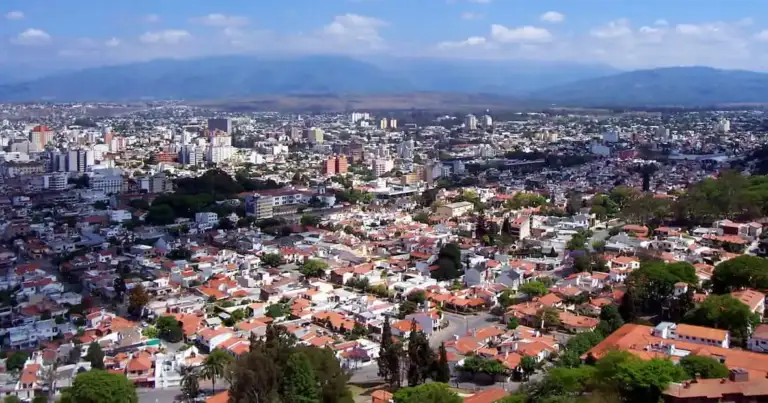 Vista panorámica de la ciudad de Salta, Argentina, rodeada por los cerros del Valle de Lerma.