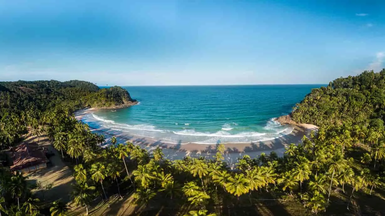 Playa de Itacaré en Brasil con palmeras y olas perfectas para surf