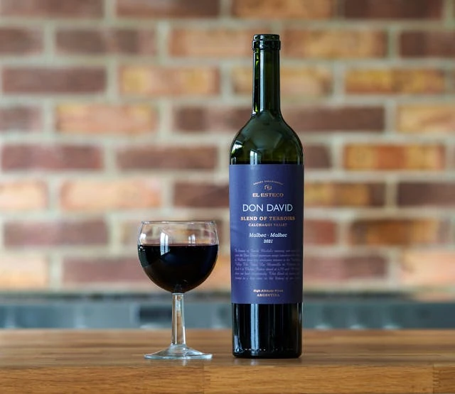 Botella de vino Don David Malbec de Bodega El Esteco, originario del Valle Calchaquí en Salta, Argentina.