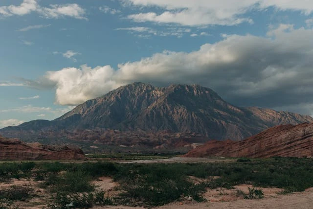 Montañas y formaciones rocosas de la Quebrada de las Conchas en Salta, uno de los paisajes más impactantes del norte argentino.