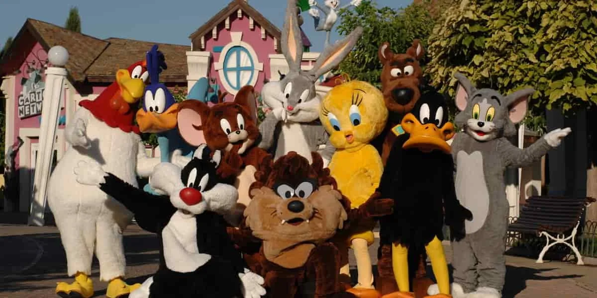Personajes disfrazados de caricatura de diferentes colores posando para foto