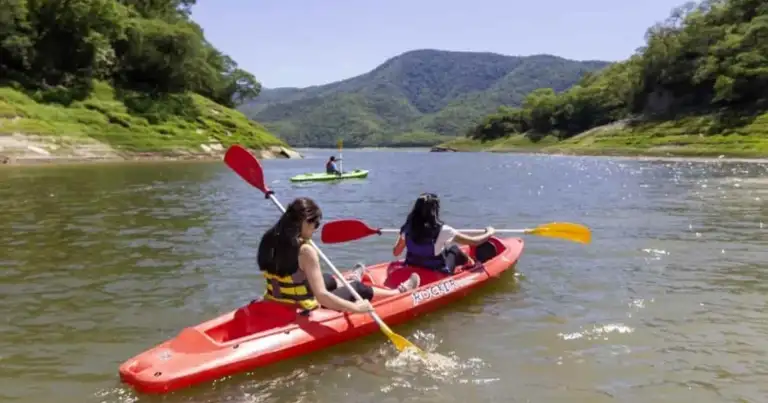 pareja navegando en kayak en lagos de la Patagonia