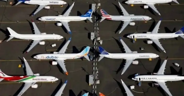 Docenas de aviones de pasajeros estacionados en orden en pista de aeropuerto