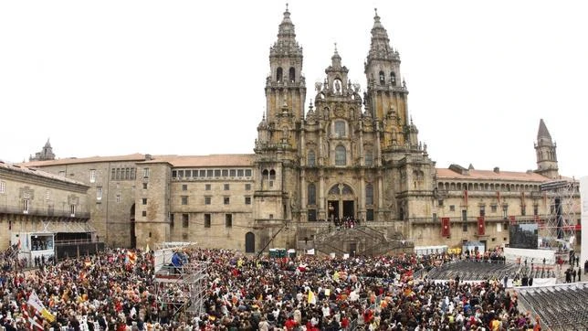 Catedral de piedra con múltiples torres y turistas en plaza