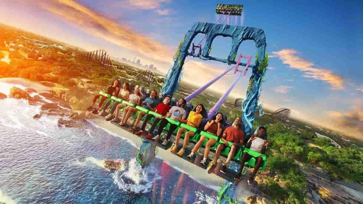 Columpio gigante suspendido sobre paisaje costero con pasajeros disfrutando el atardecer