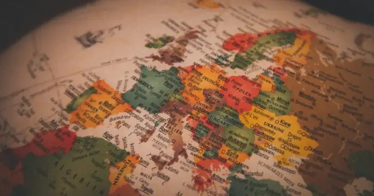Globo terráqueo con continentes pintados en colores variados mostrando países identificados