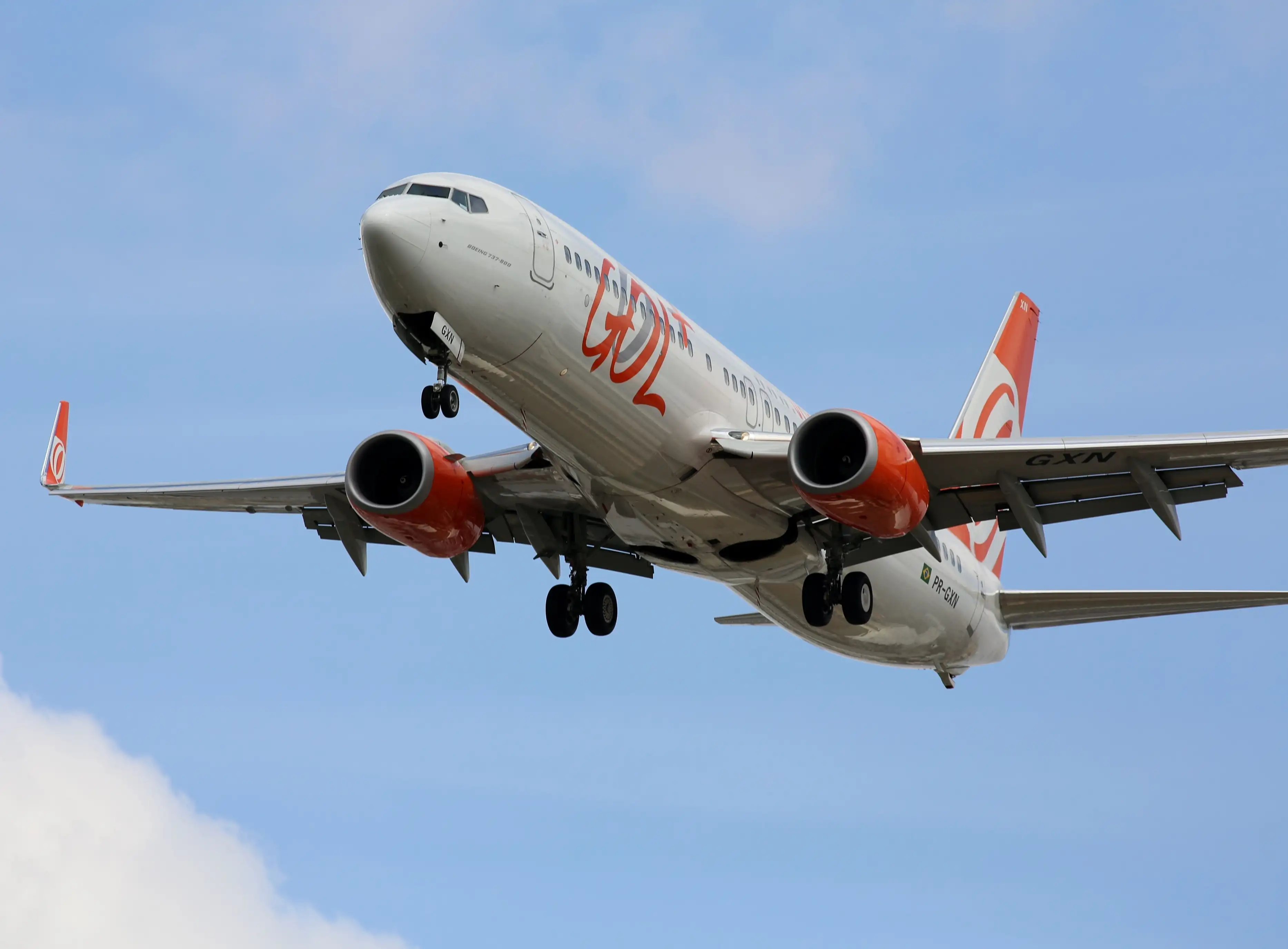 Avión de pasajeros despegando hacia el cielo azul