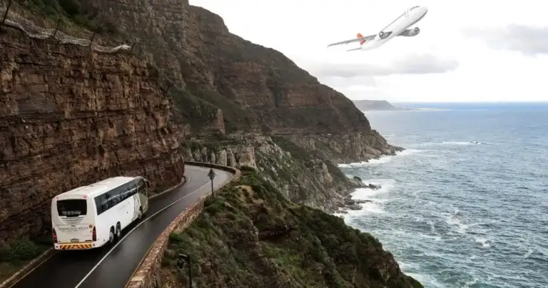 Autobús blanco viajando por carretera costera entre acantilados rocosos con avión sobrevolo