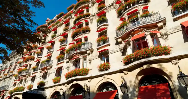 Fachada del hotel de lujo Plaza Athénée con arquitectura clásica parisina y balcones