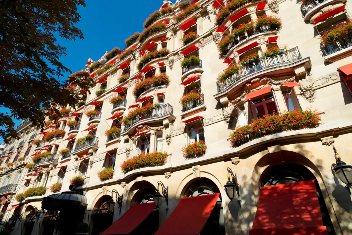 Fachada del hotel de lujo Plaza Athénée con arquitectura clásica parisina y balcones
