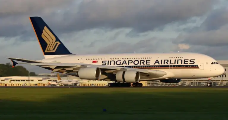 Avión de fuselaje ancho de Singapore Airlines estacionado en pista aeroportuaria
