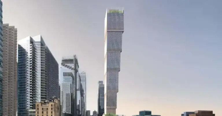 Rascacielos retorcido entre edificios modernos variados en horizonte de ciudad cosmopolita
