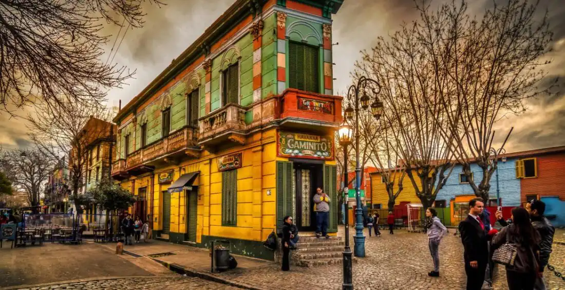 Fachada colorida en Caminito, barrio de La Boca en Buenos Aires