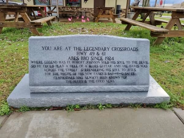 Monumento de piedra gris con inscripción sobre Crossroads
