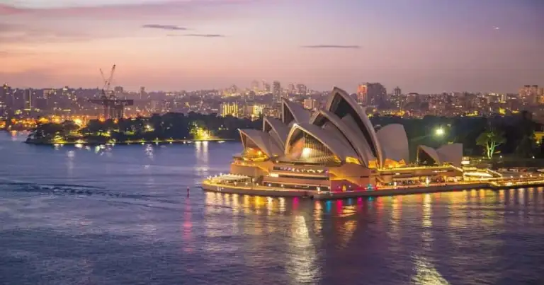 Ópera de Sydney iluminada al atardecer