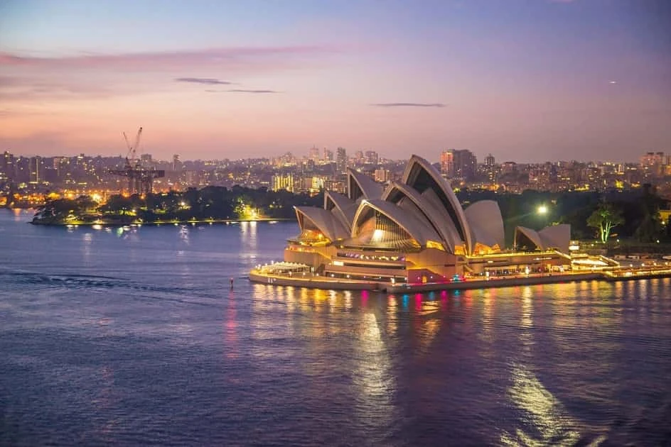 Ópera de Sydney iluminada al atardecer