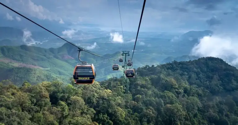 Teleférico sobre paisaje montañoso boscoso