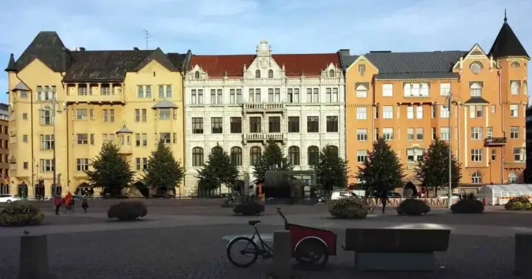 plaza de finlandia y casas muy parejas enfrente