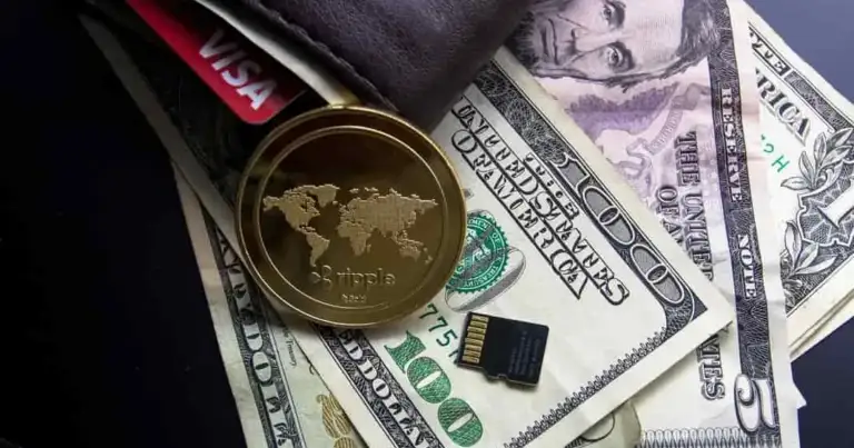Billete de dólar, cartera, reloj y moneda dorada con mapa mundial