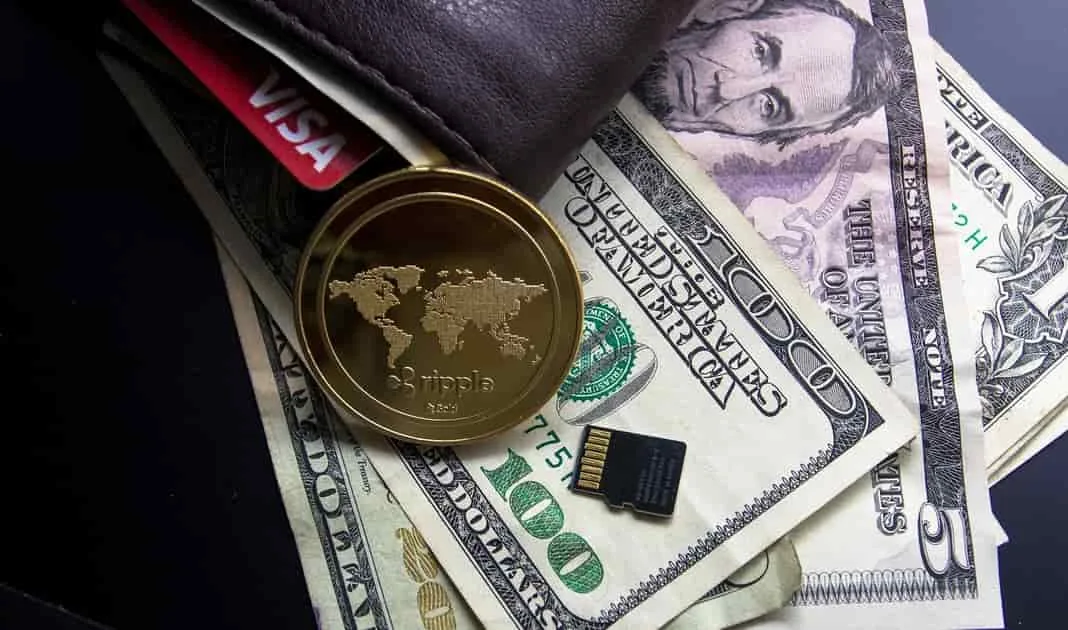 Billete de dólar, cartera, reloj y moneda dorada con mapa mundial