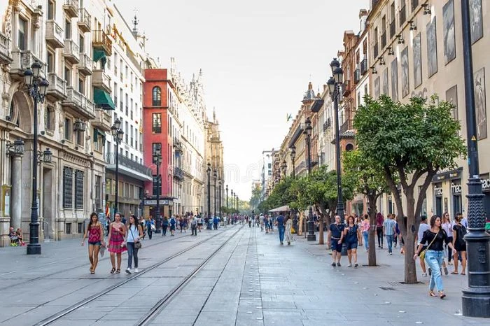 Calle peatonal con edificios históricos de varios pisos en una ciudad española