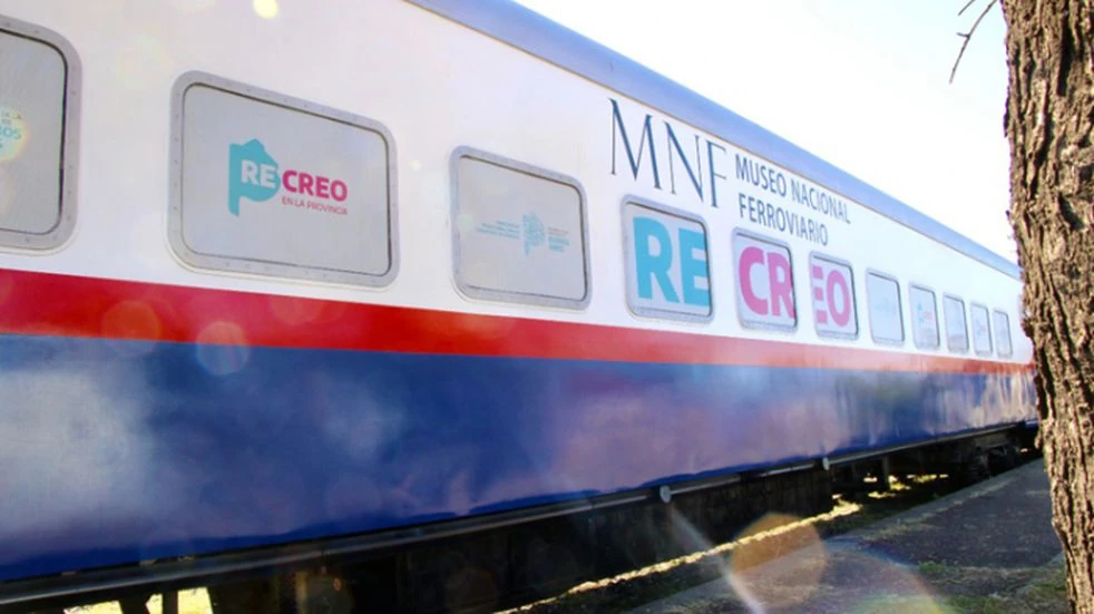 Vagón blanco, rojo y azul del Museo Nacional Ferroviario con el cartel «Recreo» en sus ventanillas