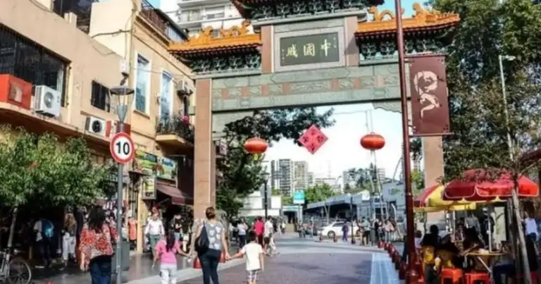 Entrada con decoración oriental, linternas rojas en pasaje comercial