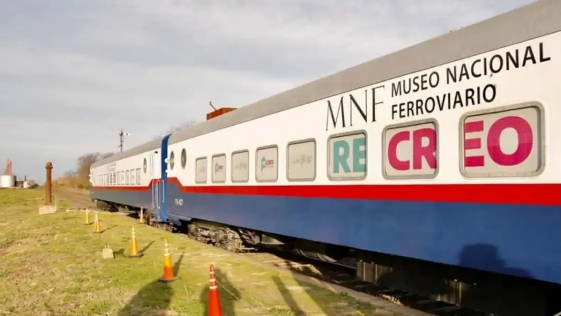 Tren del Museo Nacional Ferroviario en vías con prado