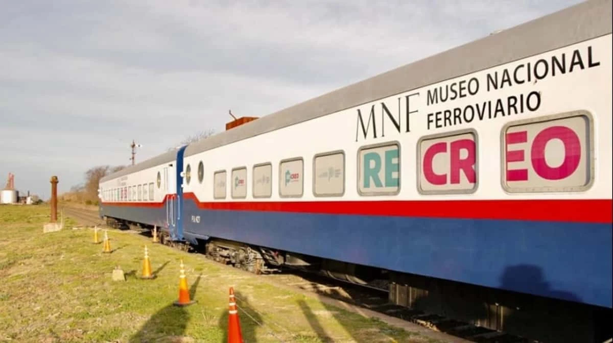 Tren del Museo Nacional Ferroviario en vías con prado