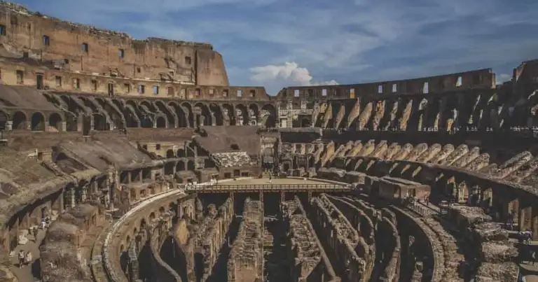 Interior del Coliseo con vista de túneles, arcos y gradas de piedra