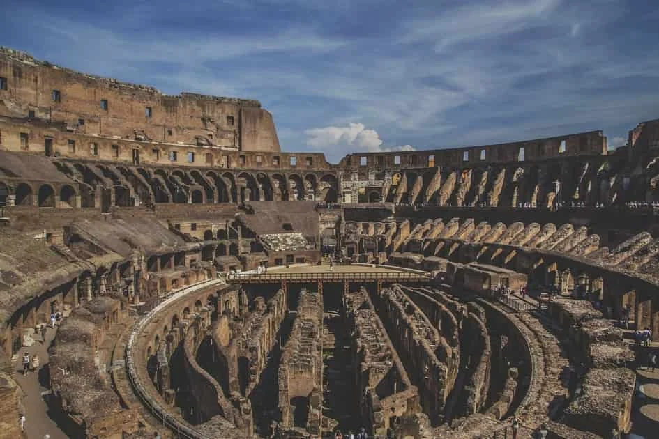Interior del Coliseo con vista de túneles, arcos y gradas de piedra