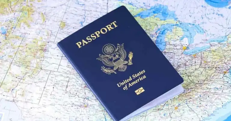 un mapa sobre la mesa y encima un pasaporte azul