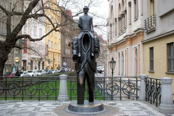 estatua de FRANZ KAFKA