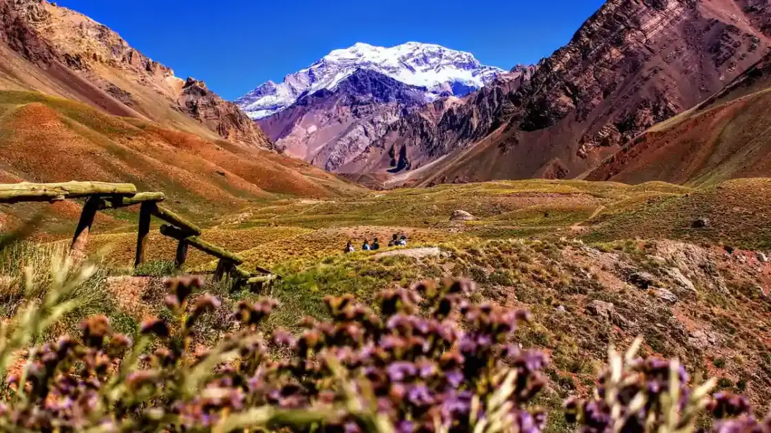 Paisaje de montaña en Mendoza con vista a la cordillera de los Andes