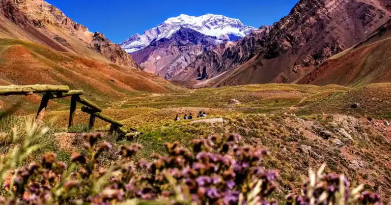 Paisaje de montaña en Mendoza con vista a la cordillera de los Andes