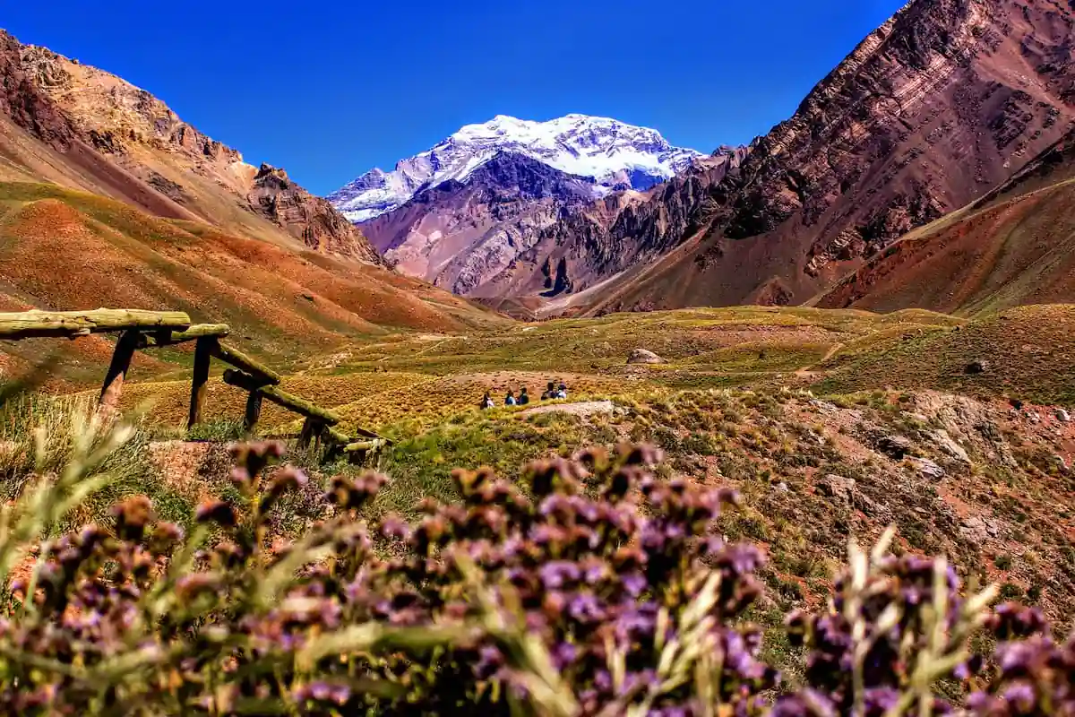 Paisaje de montaña en Mendoza con vista a la cordillera de los Andes