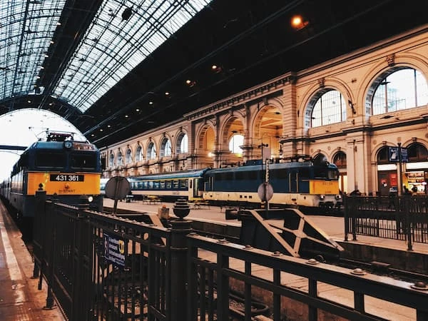 Estación de tren europeo histórica con trenes en las vías
