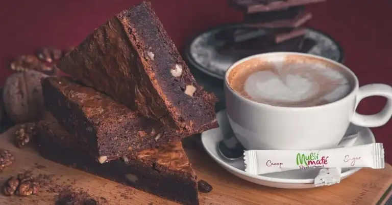 Chocolate derretido y café en taza blanca sobre mesa