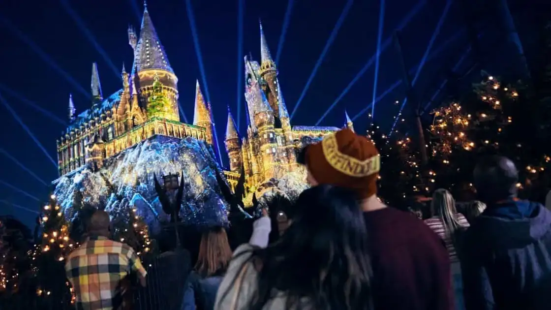 Castillo fantástico iluminado con efectos de luz azul y dorado