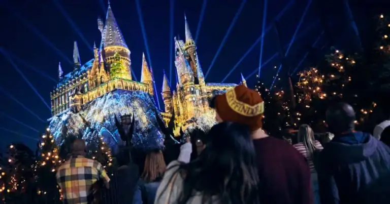 Castillo fantástico iluminado con efectos de luz azul y dorado
