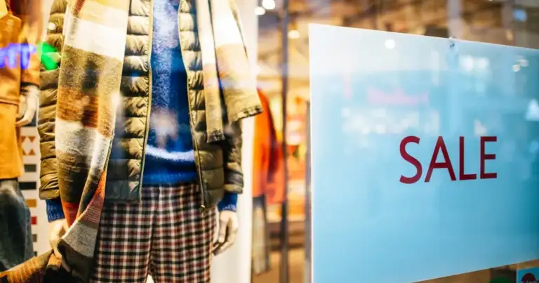 vidriera con prendas con descuentos y cartel de sale