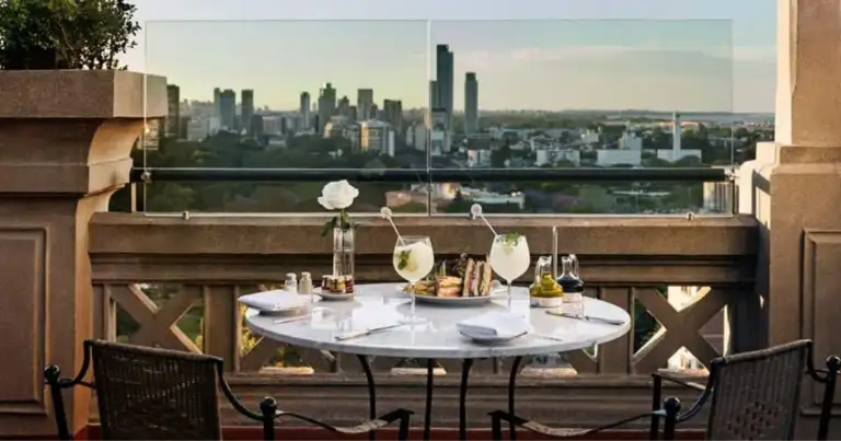 Mesa servida con vistas a la ciudad al atardecer