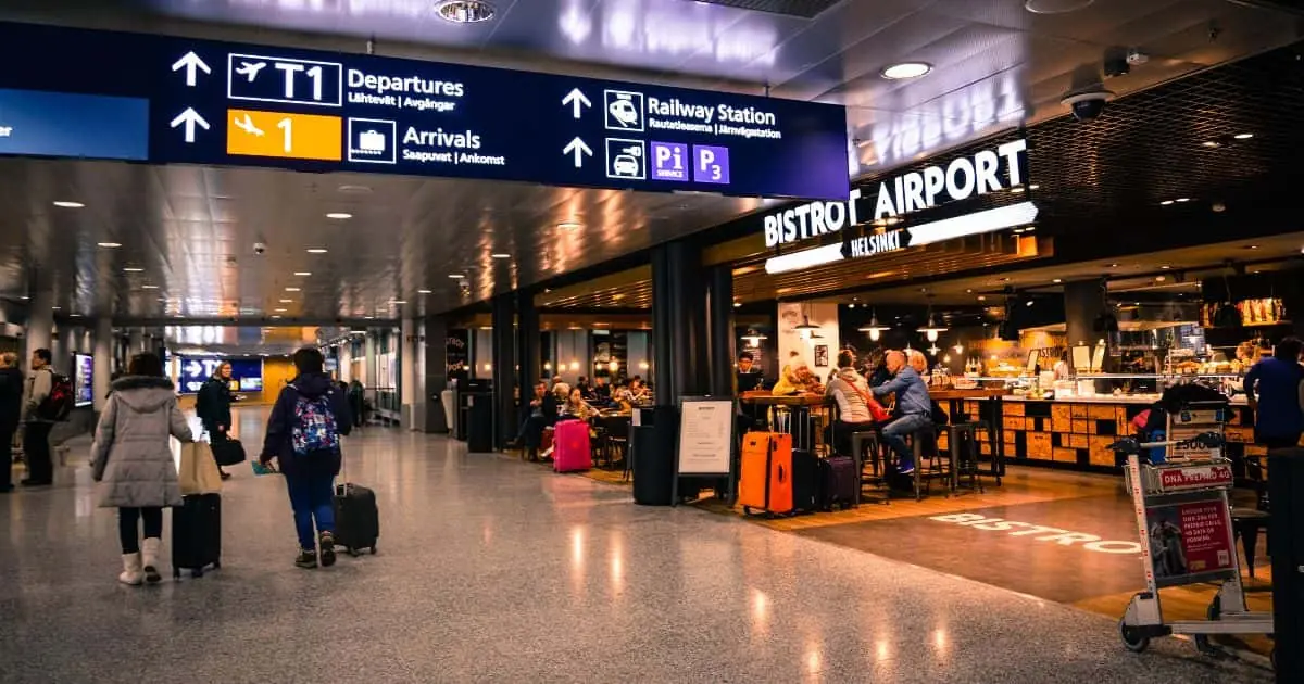 Terminal de aeropuerto con señalización de Departures y Railway Station