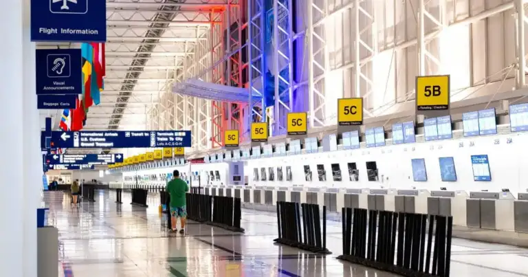 Puertas de embarque numeradas en terminal de aeropuerto