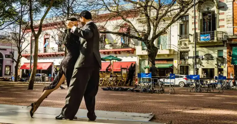 pareja bailando tango en una esquina de buenos aires