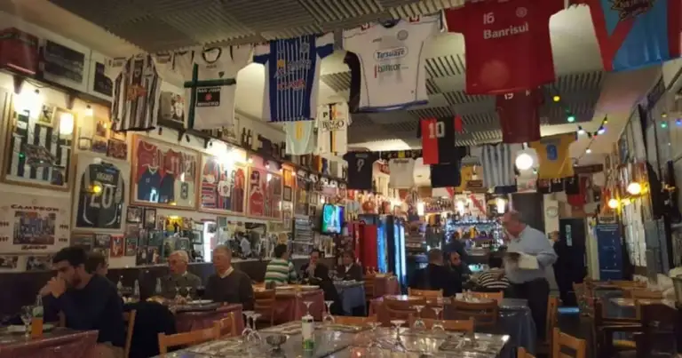 Interior de bodegón con decoración rústica, fotos colgadas